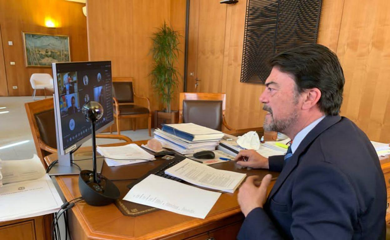 El alcalde de Alicante, Luis Barcala, durante el pleno de esta mañana celebrado de forma telemática. 