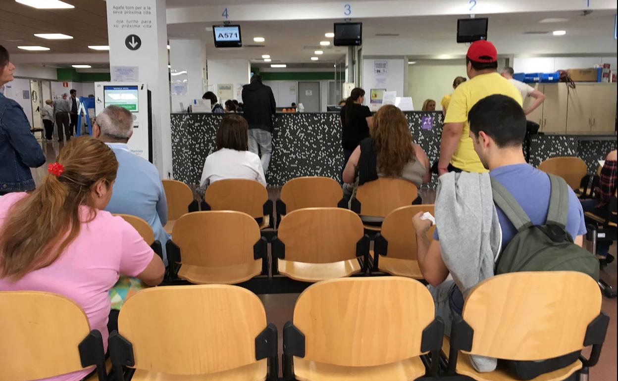 Pacientes en una sala de espera del Hospital de Manises.