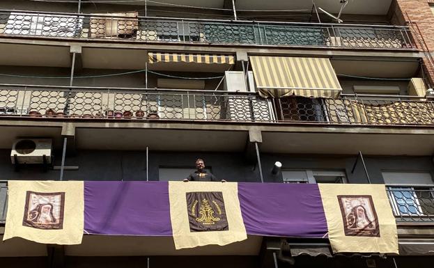 Las imágenes de Semana Santa ya asoman en los balcones