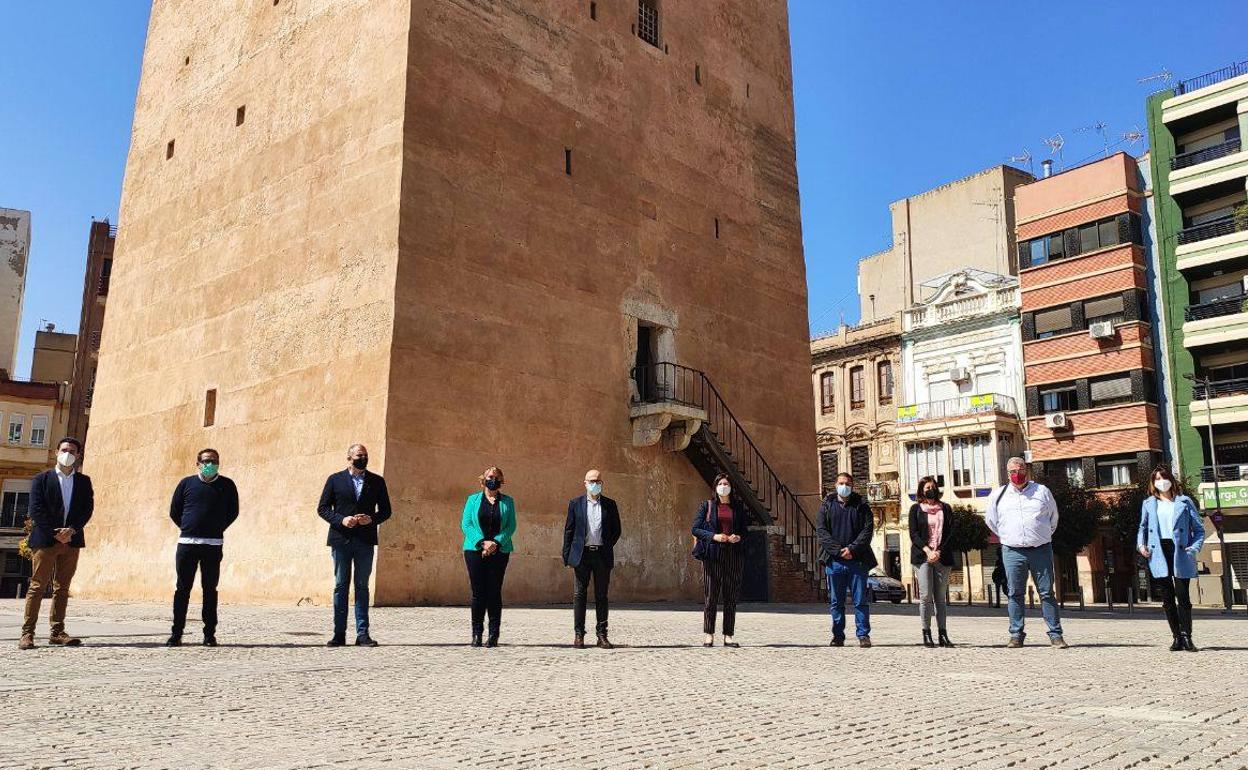 Representantes de los municipios, con la presidenta, Eva Sanz, y el diputado de Turismo, Jordi Mayor, frente a la Torre de Torrent. 