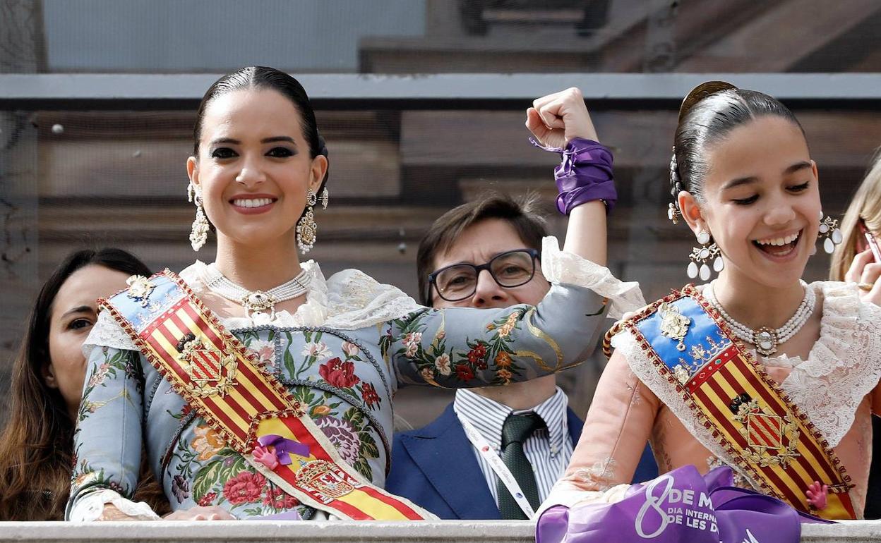 Los granaderos del Cabanyal impondrán la medalla de clavariesas de honor a Marina Civera y Sara Larrazábal