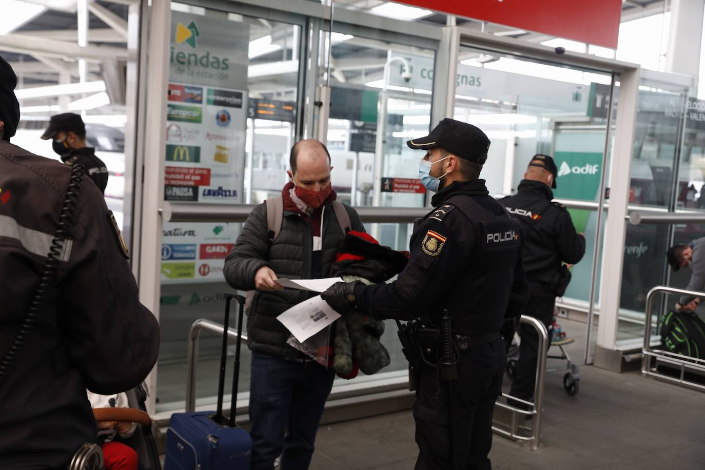 Los agentes vigilan carreteras, estaciones y aeropuertos en la Comunitat Valenciana para garantizar que se cumplen las medidas impuestas por el Ministerio de Sanidad