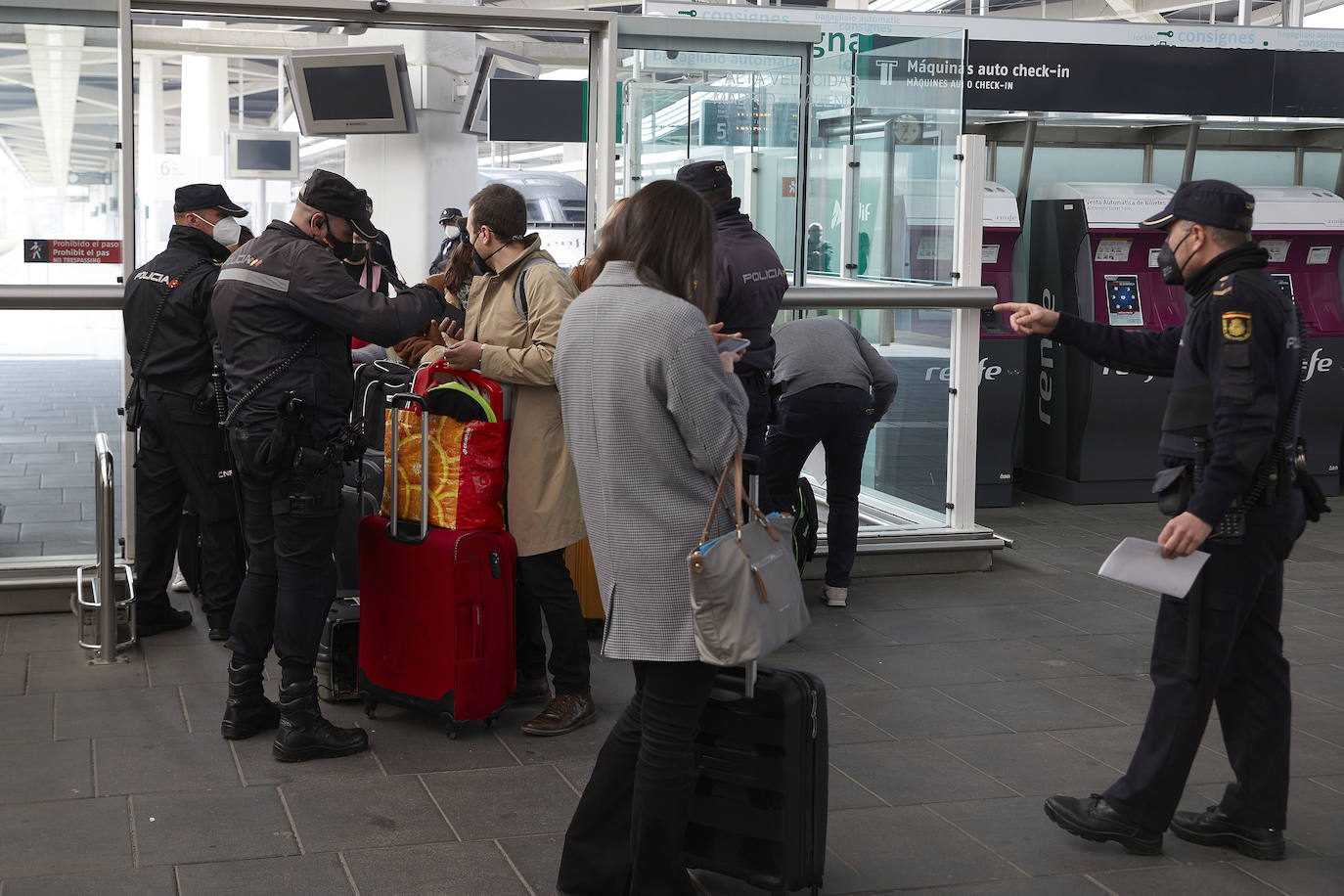 Fotos: Controles en el cierre perimetral de la Comunitat Valenciana para Semana Santa