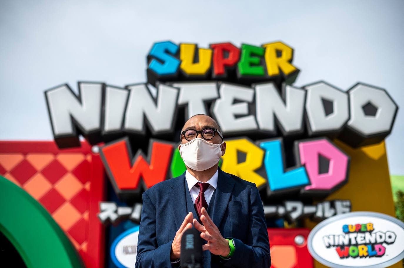 El mundo de Super Mario se vuelve realidad con el nuevo parque de atracciones Super Nintendo World, que abrió sus puertas el pasado 18 de marzo en Osaka (Japón). Con sus decorados en atracciones, edificios y actividades, el parque temático de Nintendo permite a sus visitantes trasladarse por completo dentro del popular videojuego. 