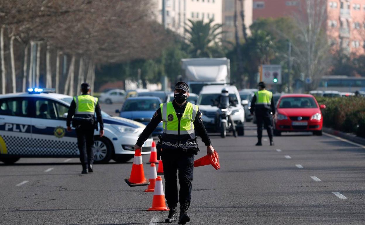 Un agente realiza un control en Valencia