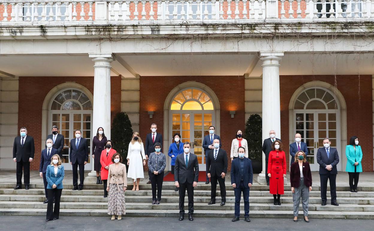 Foto de familia de los ministros de Pedro Sánchez, tomada el 2 de febrero de 2021.