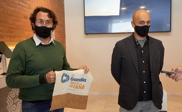 El edil Vicent Mascarell y Alfredo Luengo en la presentación de la campaña turística. 