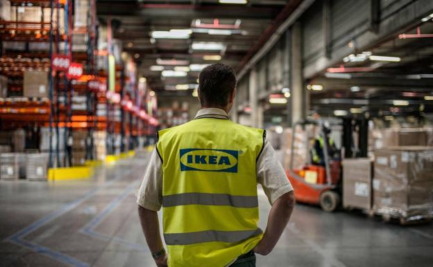 Un trabajador en un centro de Ikea. 