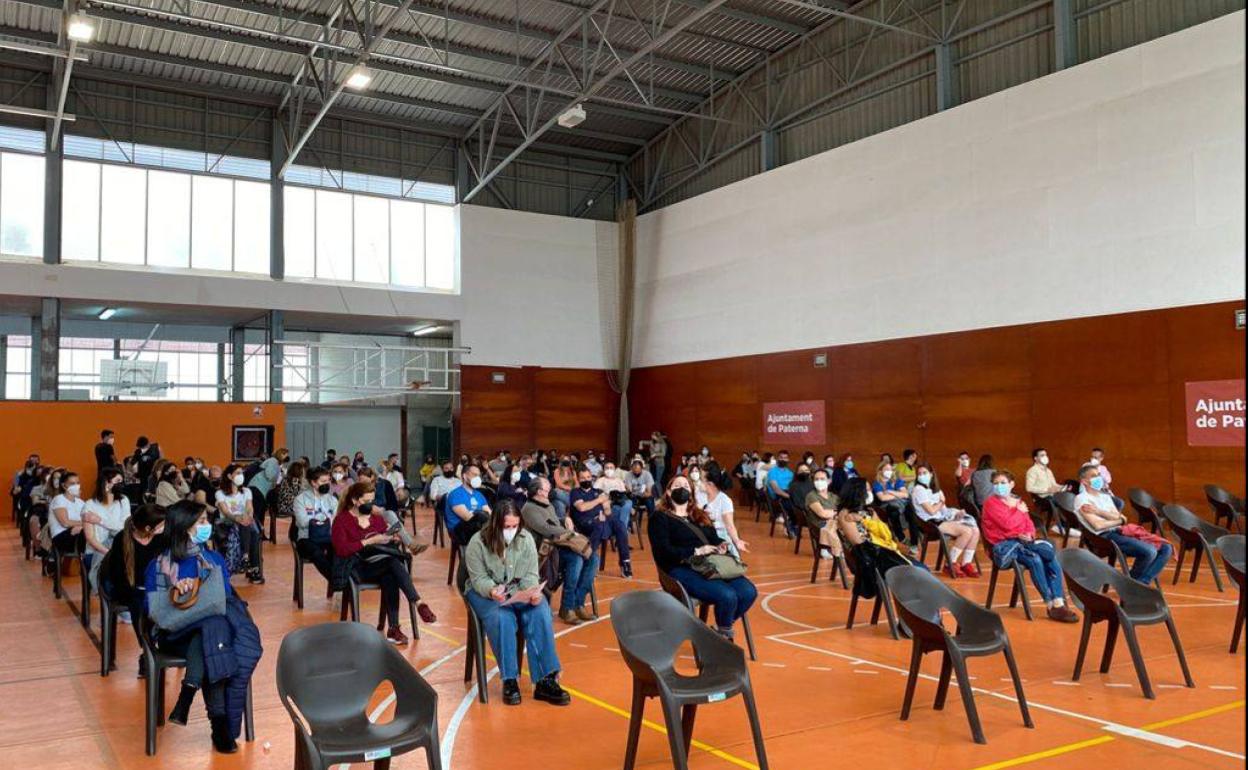 Los docentes en el pabellón de la ciudad deportiva de Paterna. 