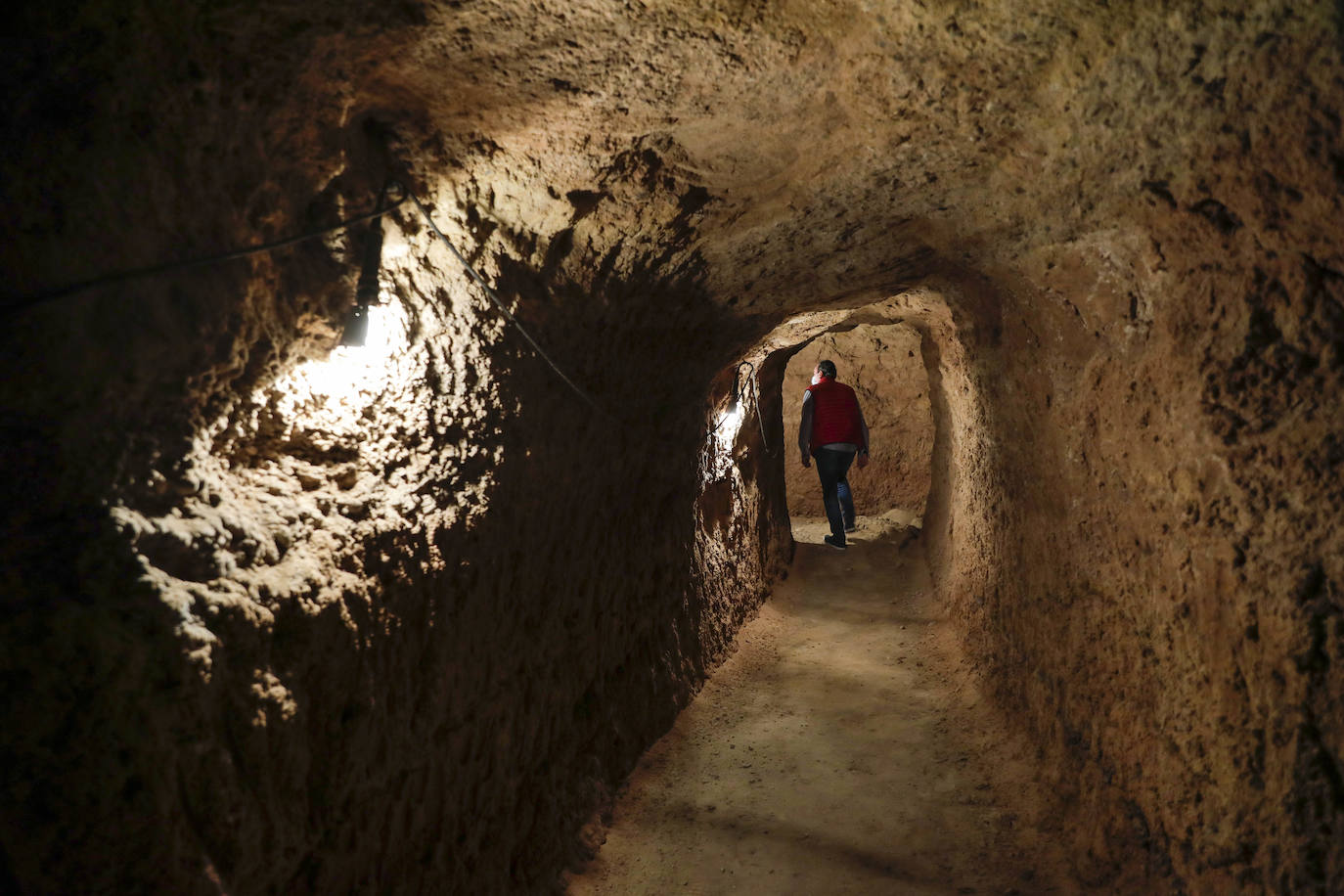 Un refugio de la Guerra Civil se ubica bajo el futuro centro de arte y se acondicionará para su visita. Con más de 300 metros cuadrados y unos doce metros de profundidad, el escultor ha realizado obras en el enclave para conservarlo.