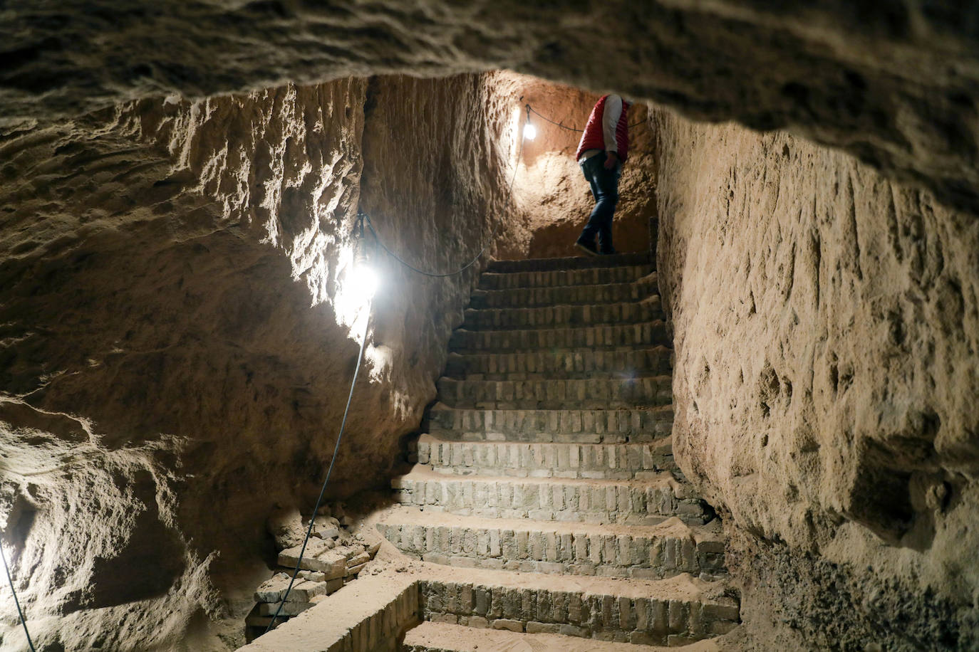 Un refugio de la Guerra Civil se ubica bajo el futuro centro de arte y se acondicionará para su visita. Con más de 300 metros cuadrados y unos doce metros de profundidad, el escultor ha realizado obras en el enclave para conservarlo.