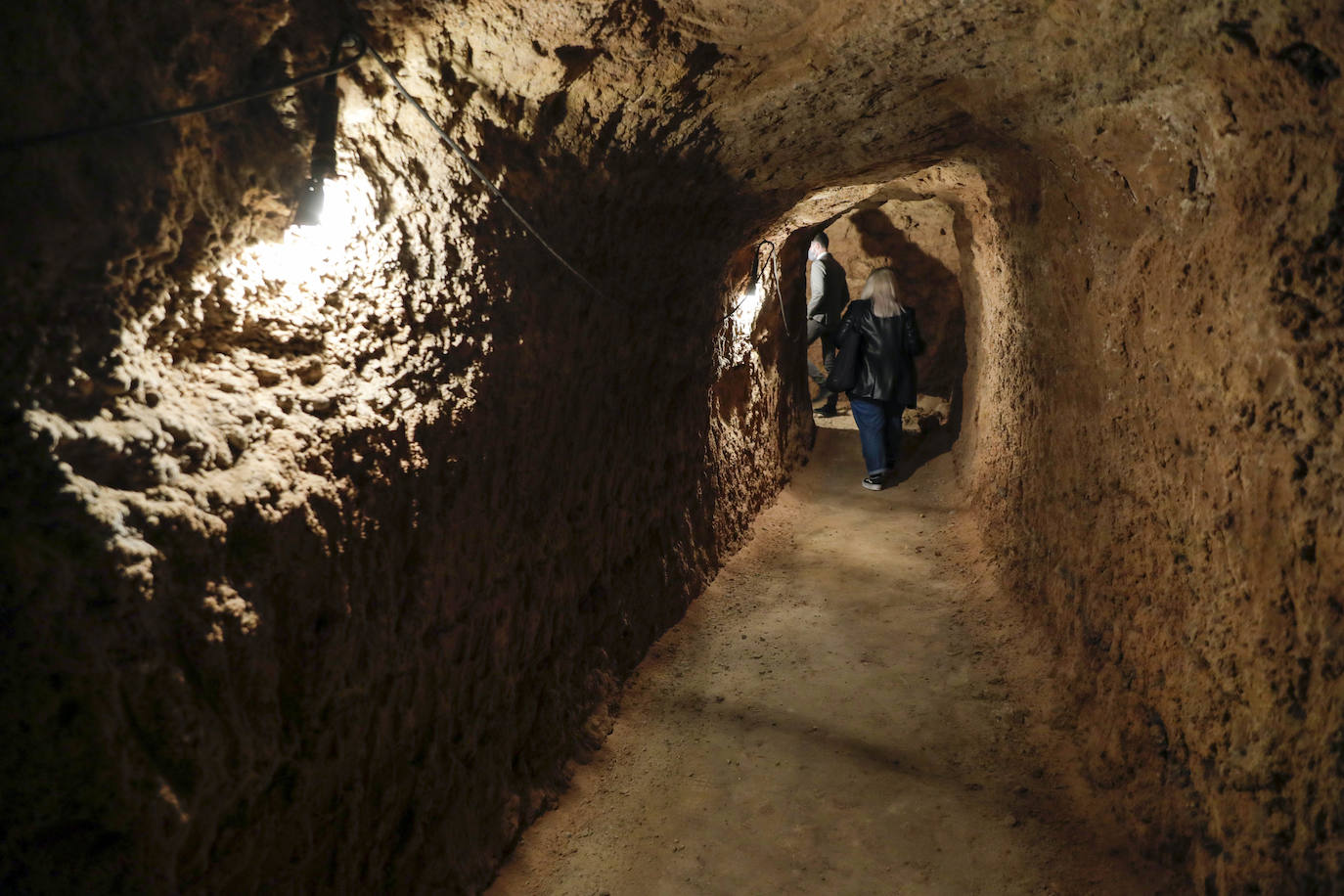 Un refugio de la Guerra Civil se ubica bajo el futuro centro de arte y se acondicionará para su visita. Con más de 300 metros cuadrados y unos doce metros de profundidad, el escultor ha realizado obras en el enclave para conservarlo.