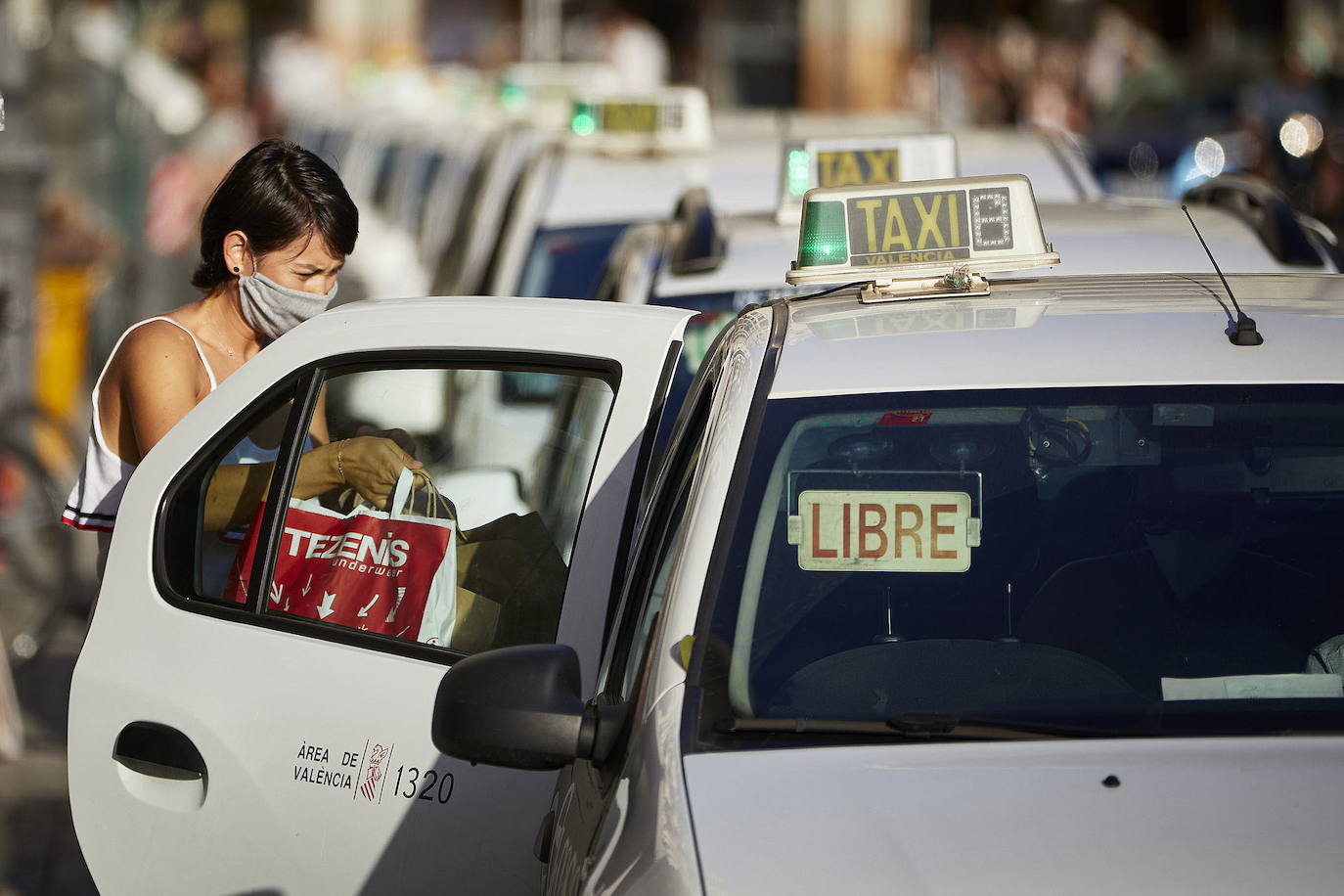 Una mujer sube a un taxi en Valencia