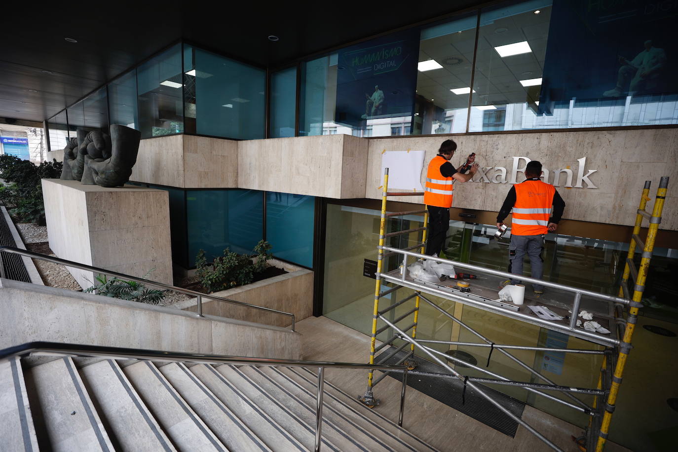 Valencia, Madrid y Logroño dicen adiós al antiguo banco y lucen ya la nueva marca tras la fusión con Caixabank.