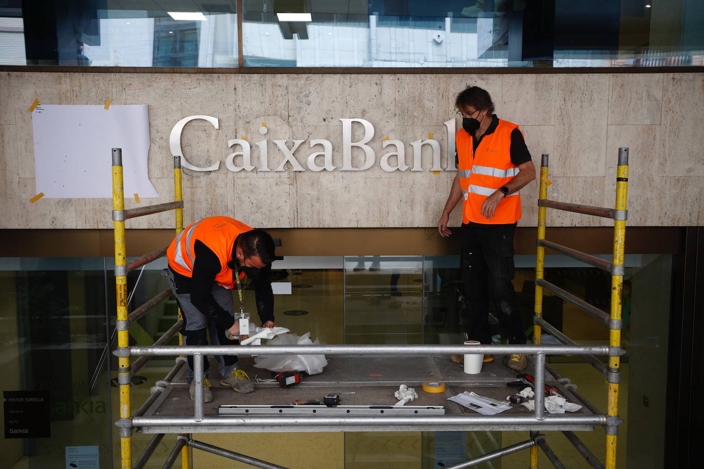 Valencia, Madrid y Logroño dicen adiós al antiguo banco y lucen ya la nueva marca tras la fusión con Caixabank.