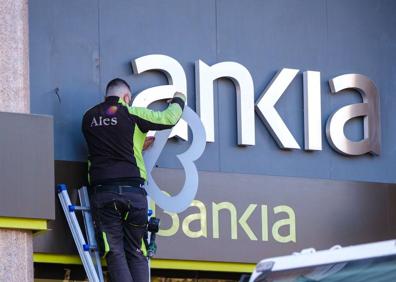 Imagen secundaria 1 - La fachada de Pintor Sorolla se despide del logo de Bankia