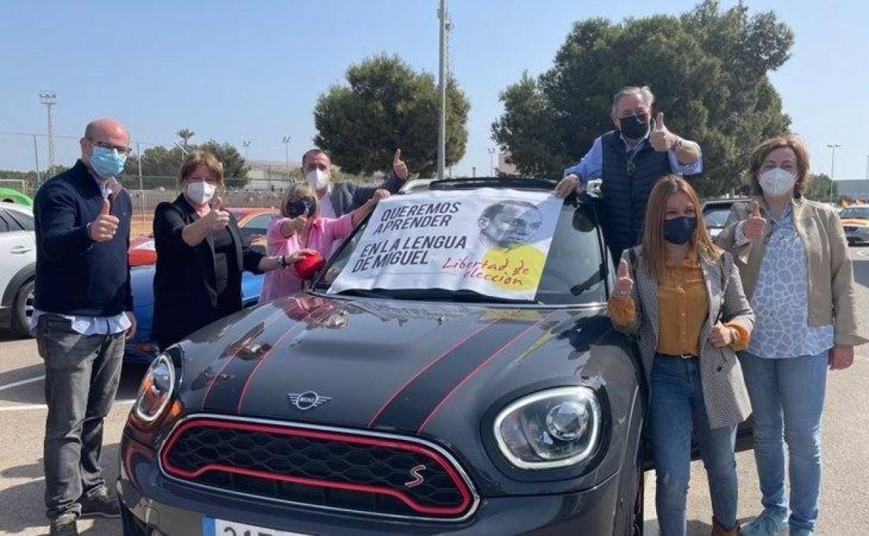 Algunos miembros del PP de Alicante en la protesta de esta mañana en Pilar de la Horadada. 