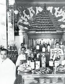 Imagen secundaria 2 - Ideal Room. Frecuentado por Hemingway. (Archivo José Huguet) | Teatro de la Marina. Situado en la actual calle de La Reina. (Archivo José Huguet) | Balanzá. En la esquina de la calle Ribera. (Archivo Andrés Giménez)