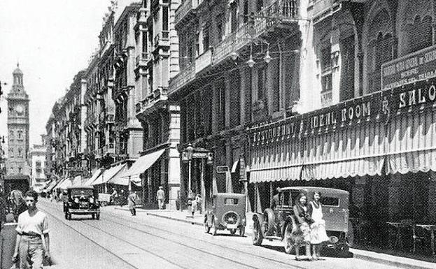 Imagen principal - Ideal Room. Frecuentado por Hemingway. (Archivo José Huguet) | Teatro de la Marina. Situado en la actual calle de La Reina. (Archivo José Huguet) | Balanzá. En la esquina de la calle Ribera. (Archivo Andrés Giménez)