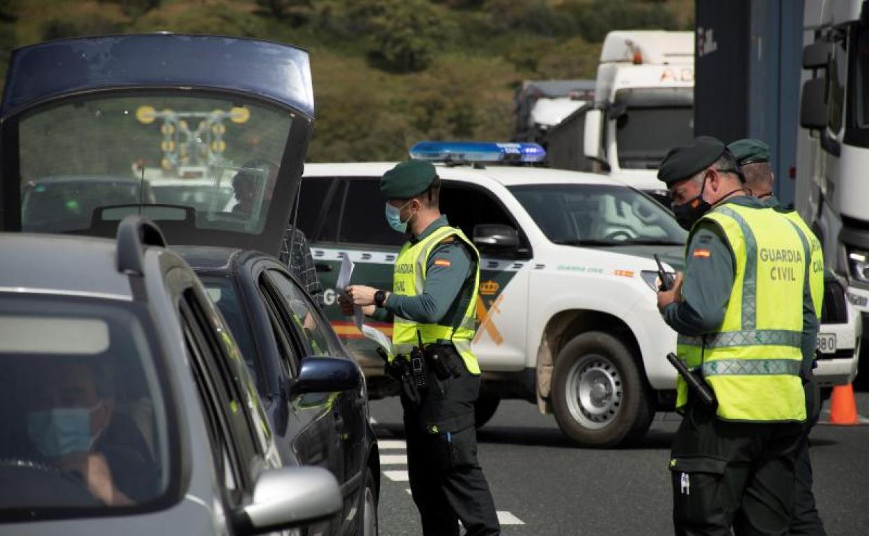 Control de tráfico interprovincial de la Guardia civil en el km 768 de la A66 sentido Sevilla 