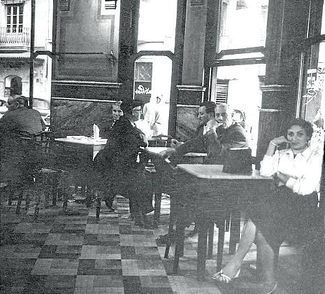 Imagen secundaria 1 - El Siglo. Café en la esquina de la calle de La Paz con la plaza de la Reina. (Archivo José Huguet) | City Bar. Cafetería de la calle Xátiva. (SEM PRESSER) | Martí. Establecimiento abierto en 1915. (Archivo de la Generalitat Valenciana)