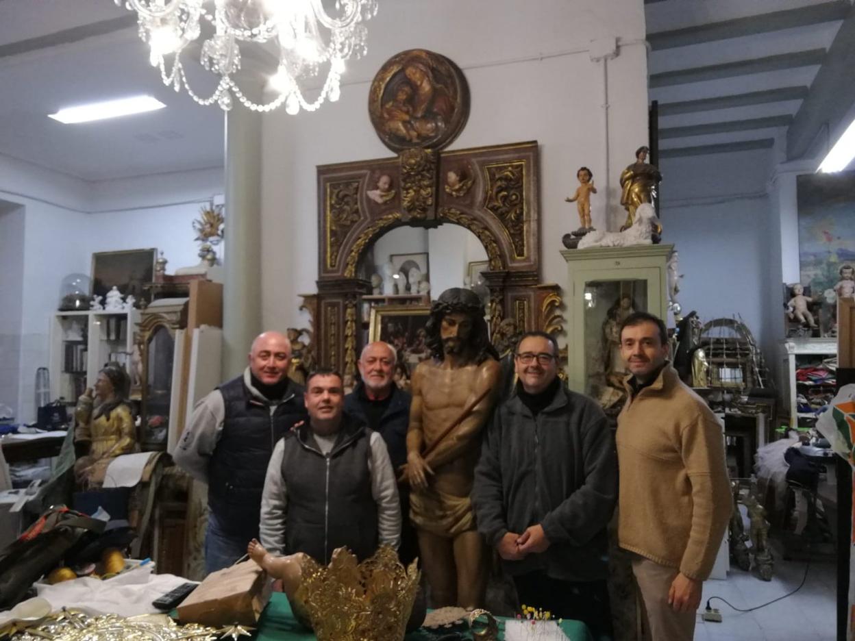 Representantes del Ecce Homo con el restaurador Pedro Arrúe. lp
