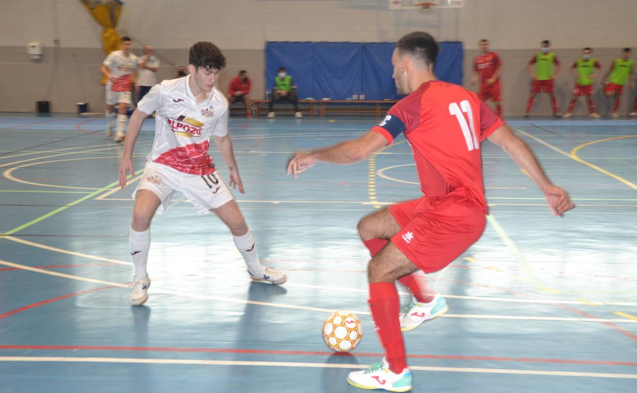 El capitán del Paidos, Isaac, controla el balón durante el partido ante El Pozo.