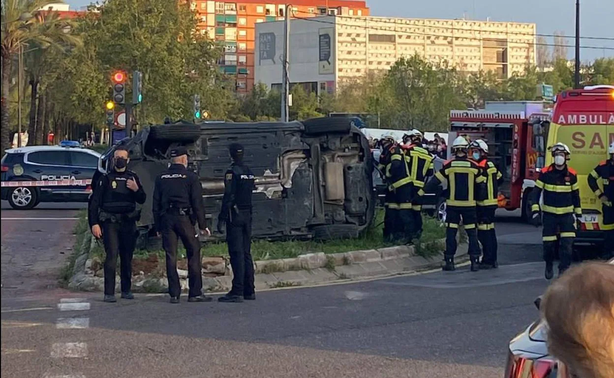 Así han retirado el coche de Policía Nacional tras volcar en una colisión  frente a un turismo en València - Levante-EMV