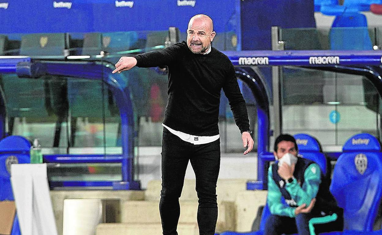 Paco López da órdenes durante el partido de Copa entre el Levante y el Villarreal.