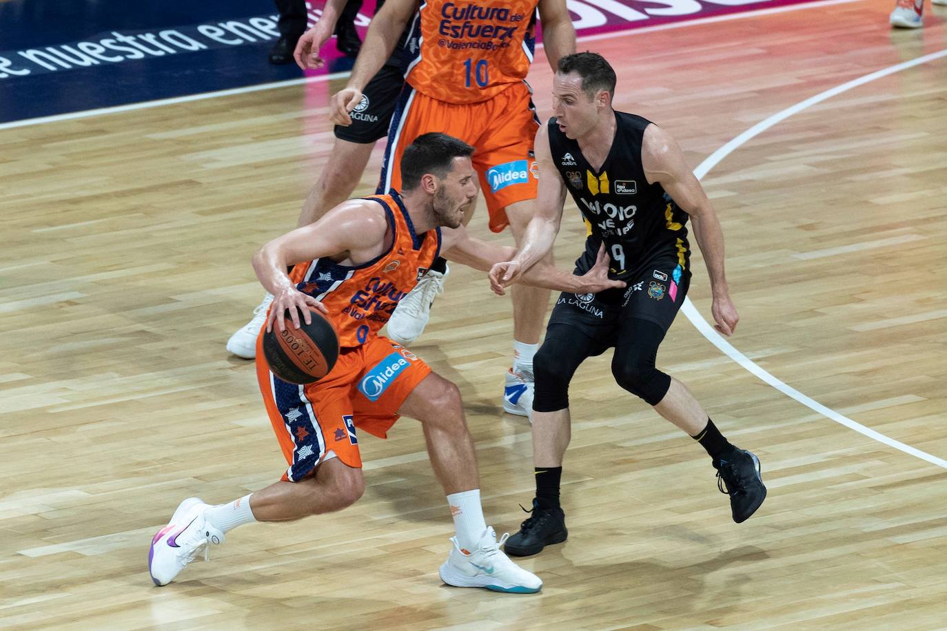 Las mejores imágenes del Lenovo Tenerife-Valencia Basket