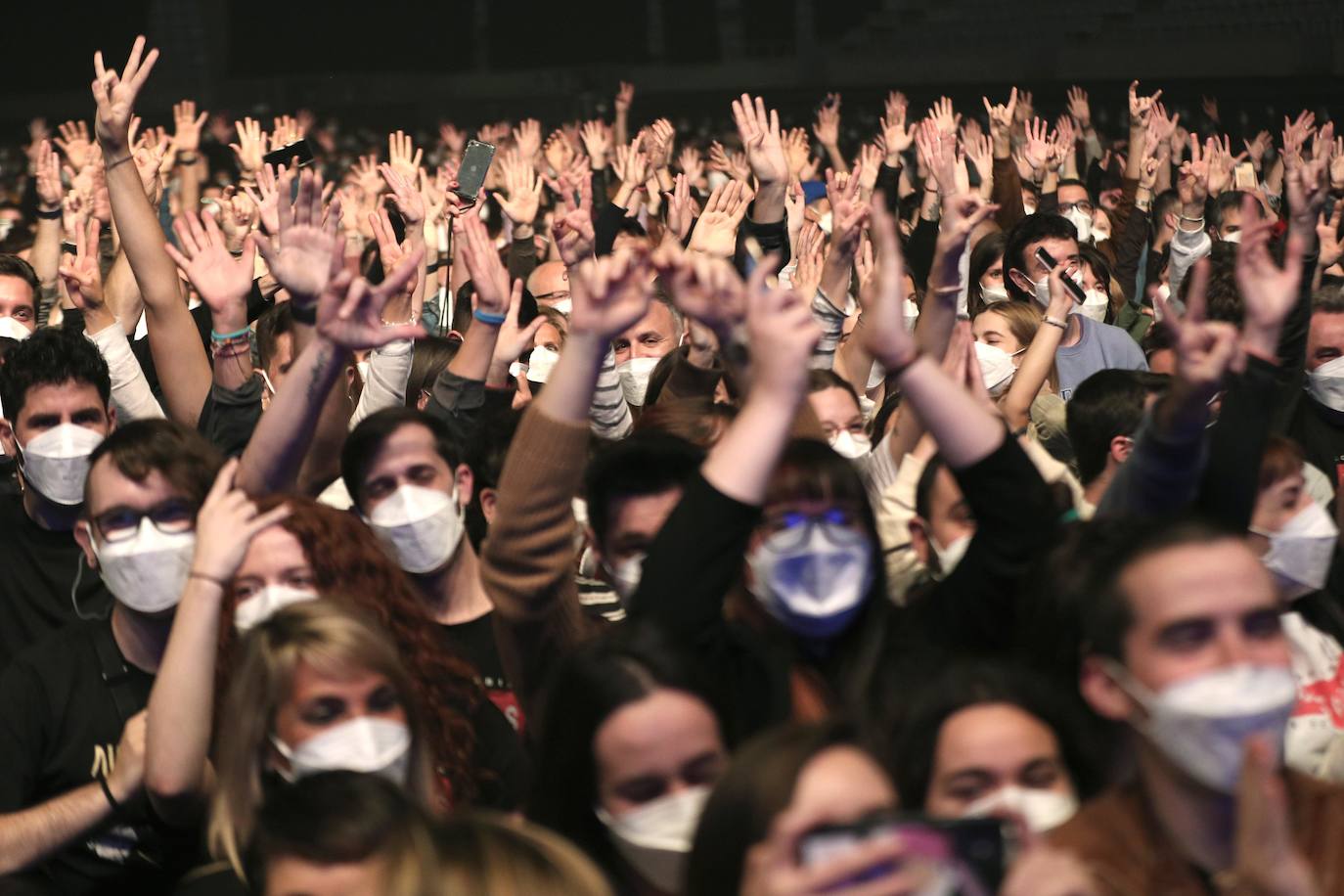 Las 5.000 personas que han asistido este sábado al concierto de la banda Love of Lesbian en el Palau Sant Jordi de Barcelona se realizaron a lo largo de la mañana un test de antígenos rápido (TAR) para poder acceder al recinto. Así ha sido el primer concierto multitudinario de la pandemia en España.