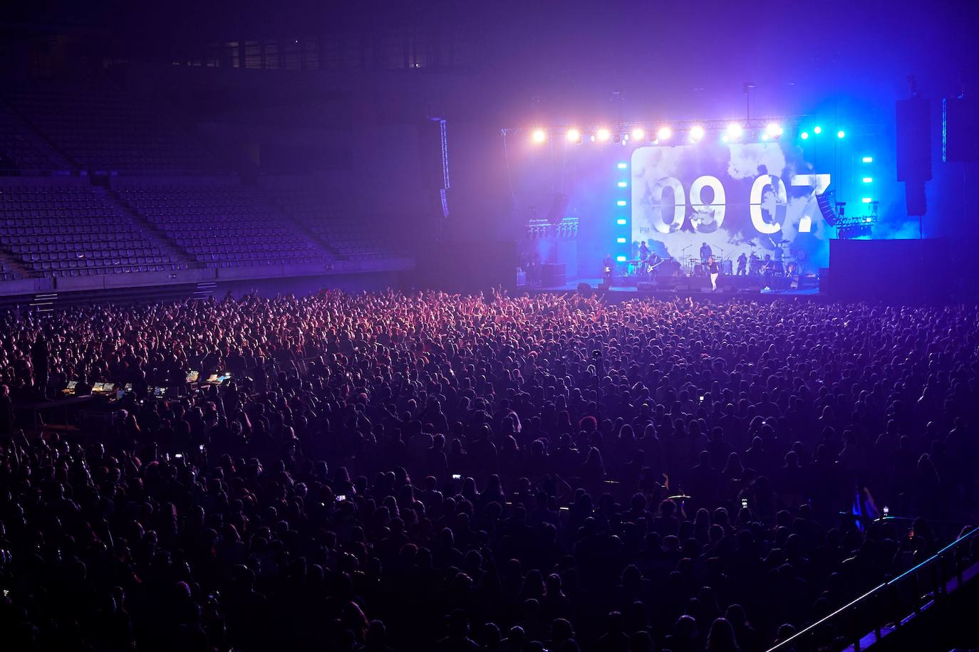 Las 5.000 personas que han asistido este sábado al concierto de la banda Love of Lesbian en el Palau Sant Jordi de Barcelona se realizaron a lo largo de la mañana un test de antígenos rápido (TAR) para poder acceder al recinto. Así ha sido el primer concierto multitudinario de la pandemia en España.