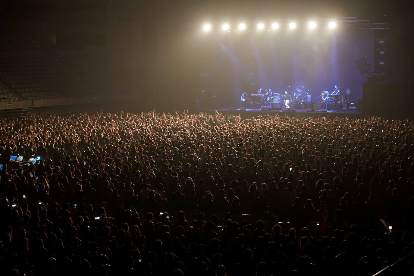 Las 5.000 personas que han asistido este sábado al concierto de la banda Love of Lesbian en el Palau Sant Jordi de Barcelona se realizaron a lo largo de la mañana un test de antígenos rápido (TAR) para poder acceder al recinto. Así ha sido el primer concierto multitudinario de la pandemia en España.