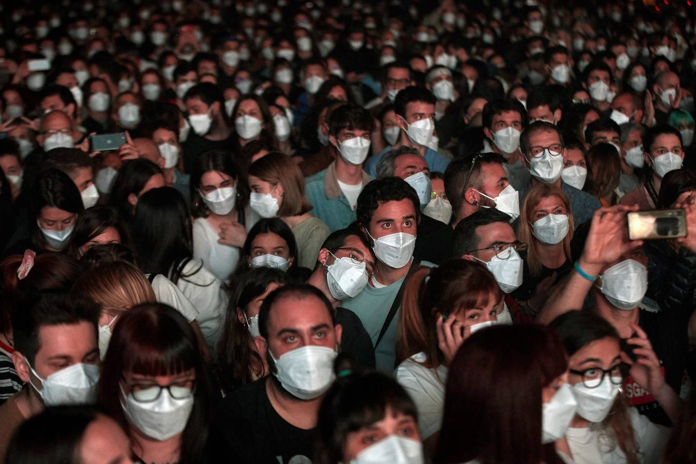 Las 5.000 personas que han asistido este sábado al concierto de la banda Love of Lesbian en el Palau Sant Jordi de Barcelona se realizaron a lo largo de la mañana un test de antígenos rápido (TAR) para poder acceder al recinto. Así ha sido el primer concierto multitudinario de la pandemia en España.