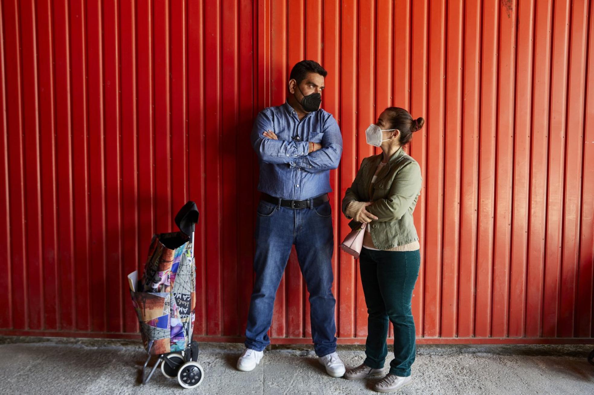 En busca de comida. Alejandro y Eliana acuden con el carro a la entrega que hace el Banco de Alimentos en el campo de Mestalla.