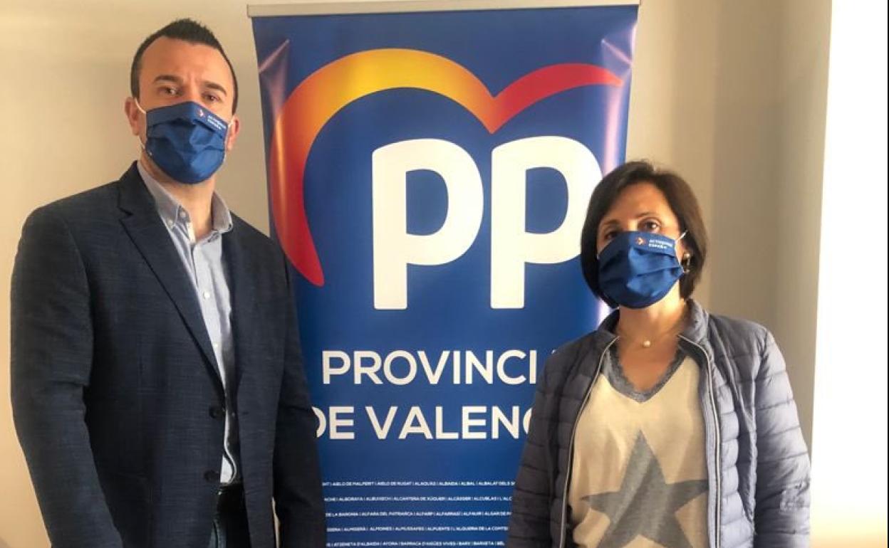 El presidente del PP con Leticia Varoch. 