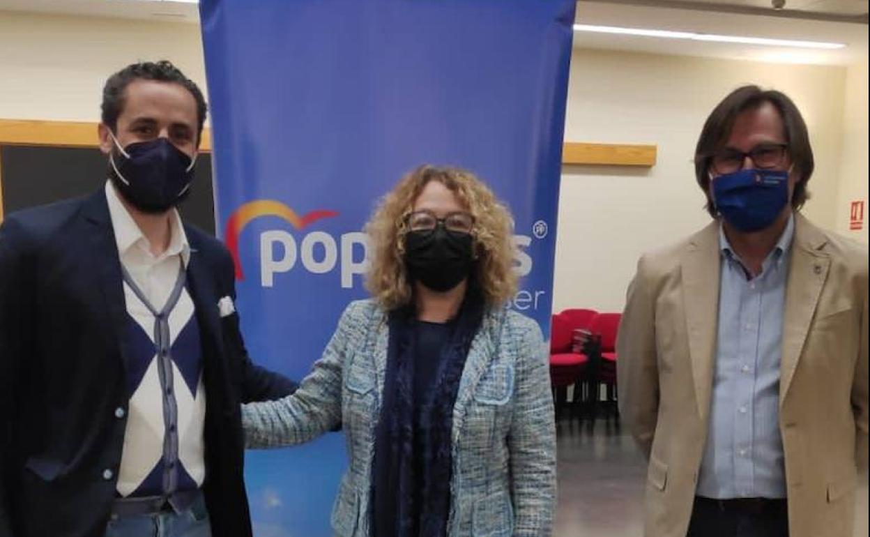 El nuevo presidente del PP de Alcàsser, Alberto Primo, junto a su antecesora, Reme Avia. 