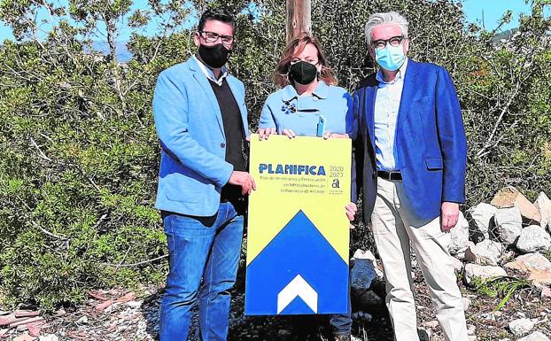 El diputado de Infraestructuras, Javier Gutiérrez, con la alcaldesa de Calp, Ana Sala, y el concejal de Urbanismo, Juan Manuel del Pino.