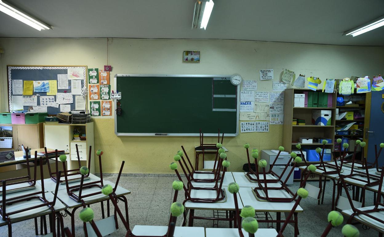 Un aula escolar vacía.