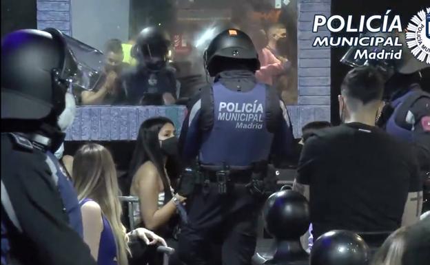 La Policía interviene en una fiesta ilegal en Madrid.