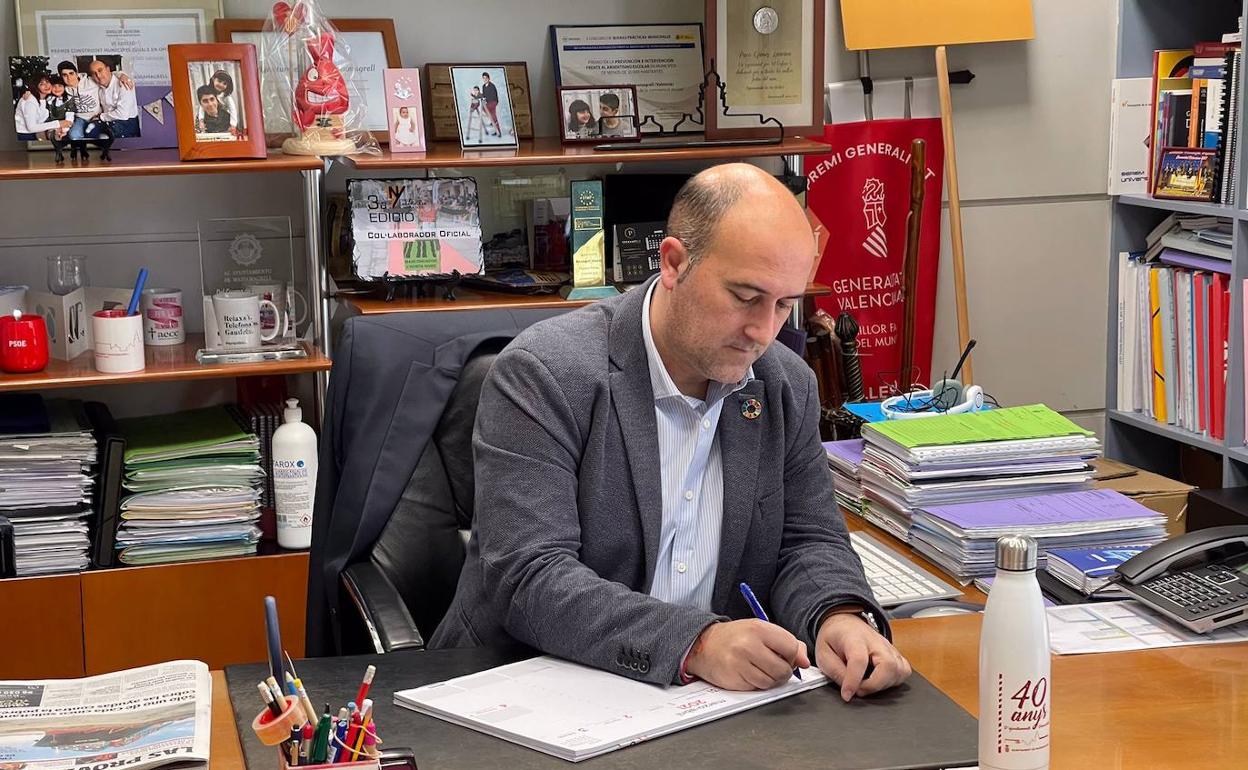 El alcalde, Paco Gómez, en su despacho. 