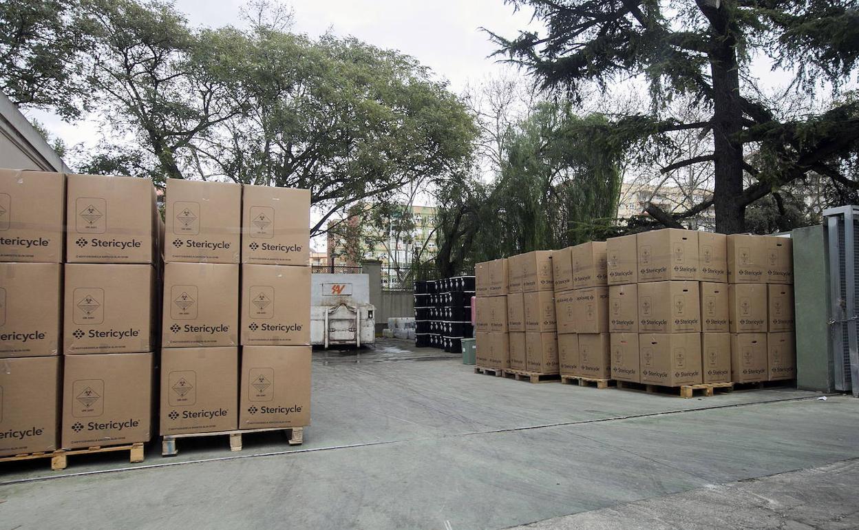 Contenedores con residuos sanitarios en el Hospital General de Valencia. 