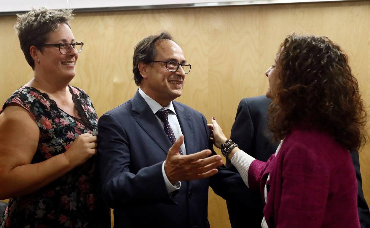 El conseller Vicent Soler saluda a la ministra María Jesús Montero en presencia de Mako Mira. 