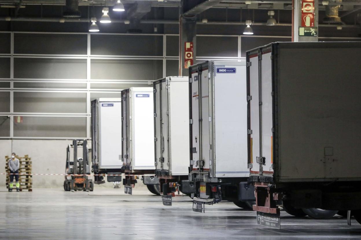 Los camiones aparcados en Feria Valencia y cargados de residuos del Covid-19. irene marsilla