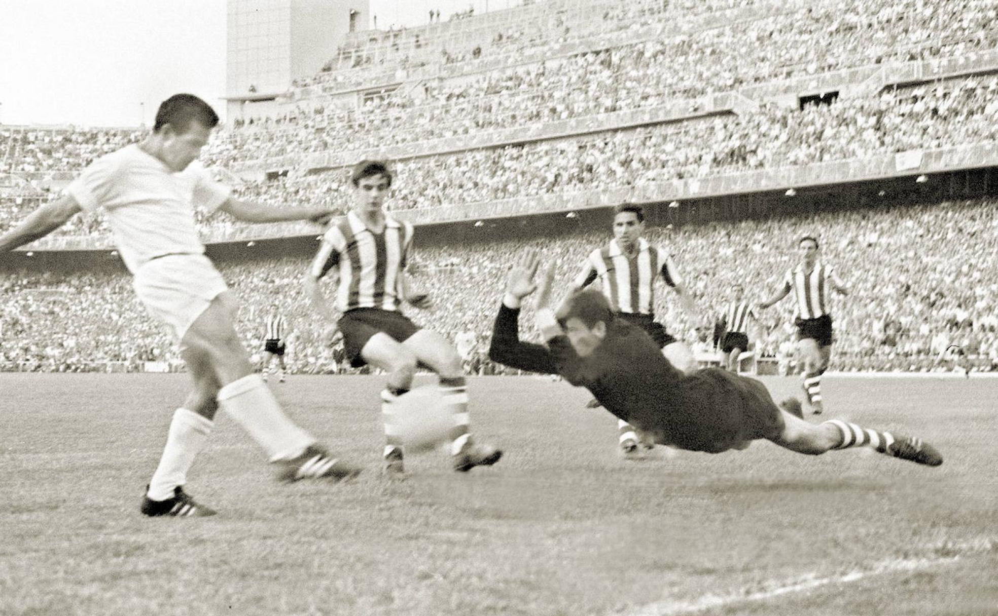 Jara marcando un gol contra el Athletic de Bilbao en la final de Copa del 67 