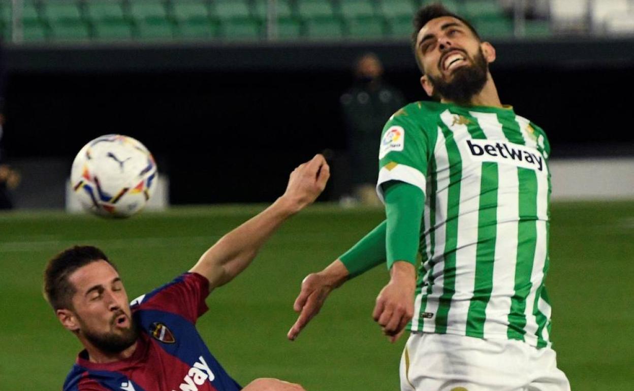 Jorge Miramón ante Borja Iglesias en el partido de Liga ante el Betis en el Villamarín. 