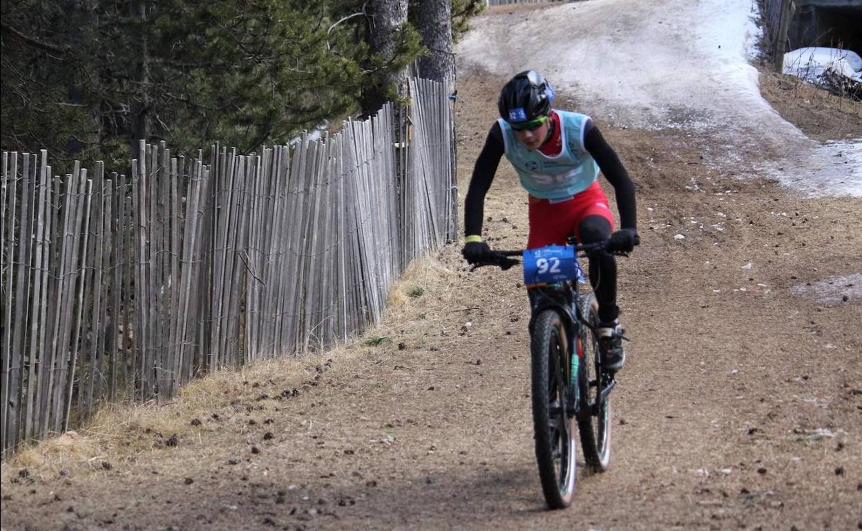 Pablo Martínez, durante el tramo en bicicleta BTT sobre la que completó 4,9 kilómetros. 