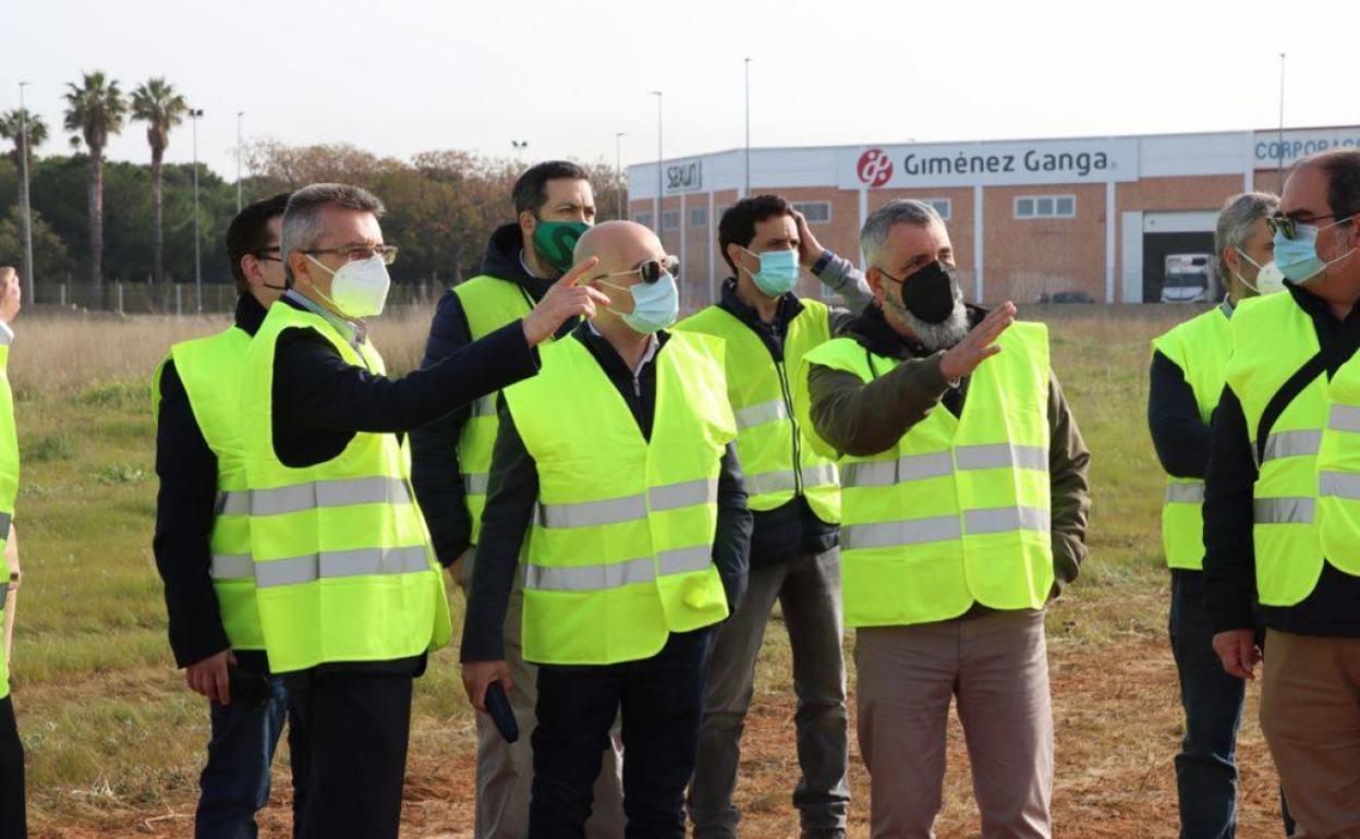 El alcalde, Toni Saura, visita las obras, con representantes de la empresa. 