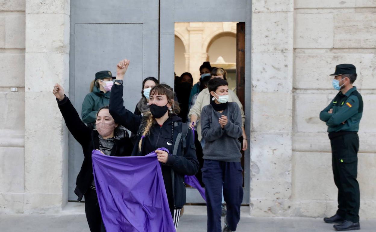 Las feministas salen del encierro en Delegación del Gobierno. 