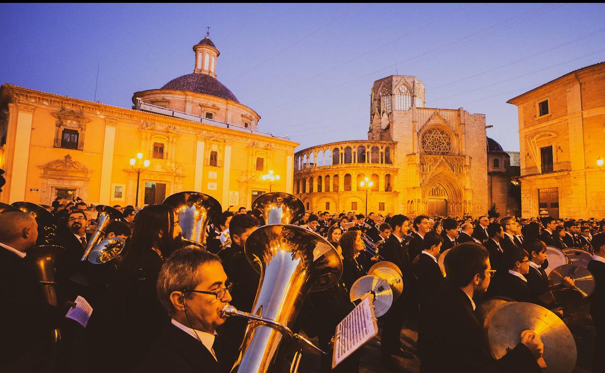 Sociedad musical de Santa Cecilia tocando en la Plaza de la Virgen de Valencia. 